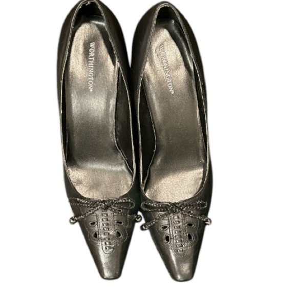 Worthington Black Pointed Toe Pump, gently used in good condition, size 9M. - Picture 5 of 9